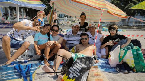 La familia Mato en la playa de Riazor en A Corua
