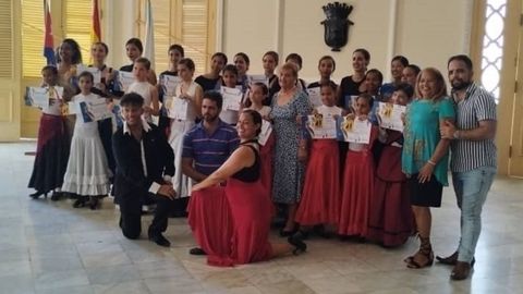 Entrega de diplomas en la clausura de las escuelas de baile de Airiños da Terra, en la celebración del 95 aniversario de la sociedad