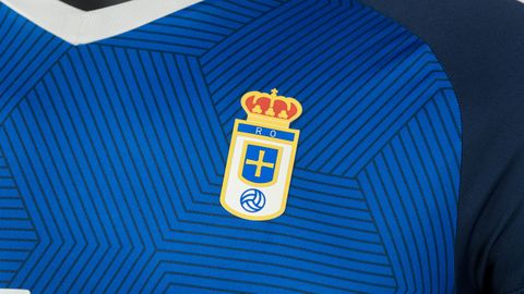 Detalles en el escudo y en la trama rayada de la nueva camiseta del Real Oviedo