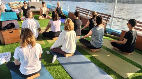 Clase de yoga a bordo de O que faltaba