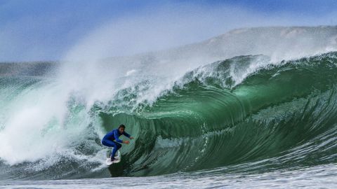 Eric Reberie surfeando la ola gigante conocida como La Txica, entre O Portio y la Edar de Bens