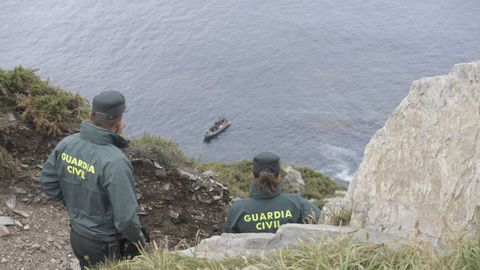 -El helicóptero de Bomberos de Asturias ha localizado un cadáver en un acantilado de la zona de Cabo Vidio, donde está trabajando el operativo para localizar al alcalde de Soto del Barco, Jaime Pérez
