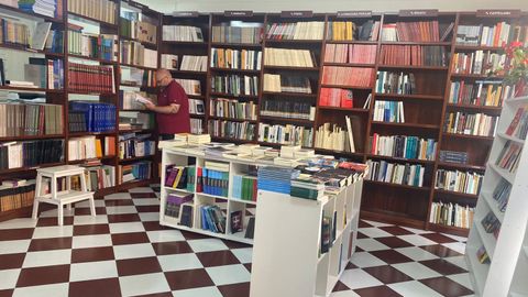 La emblemática Llibrería Trabe cuenta con cientos de libros, la mayoría de ellos escritos en asturiano