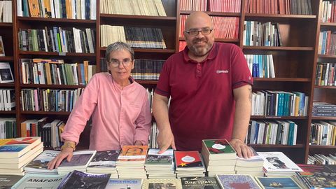 Esther Prieto y Rafa Rodríguez están al frente de la Llibreria Trabe, de la que también es propietario Samuel Castro