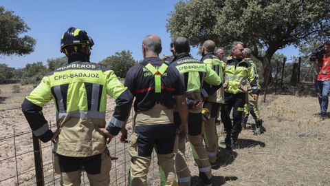 Efectivos del cuerpo de bomberos acuden al lugar donde una persona falleció el 25 de julio del 2023 al estrellarse una avioneta cerca de Mérida, en las proximidades del embalse de Proserpina.