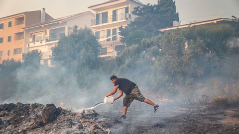 Un hombre lucha contra las llamas en Alto do Alvide, Cascais, Portugal
