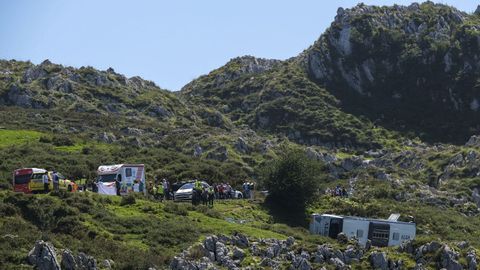 Accidentados son atendidos por los servicios sanitarios tras despearse un autobs con 48 pasajeros en la subida a los Lagos de Covadonga