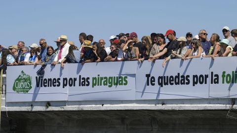 Aficionados y curiosos se asoman este sbado a un puente sobre las aguas del ro Sella (Ribadesella, Asturias) durante la celebracin del 85 Descenso Internacional del Sella