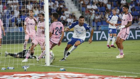Enric Gallego celebra su gol al Oviedo