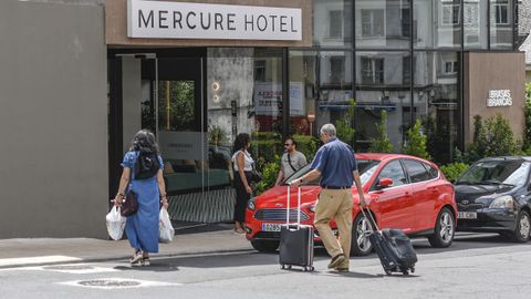 Turistas entrando este 15 de agosto en el hotel Mercure de Lugo