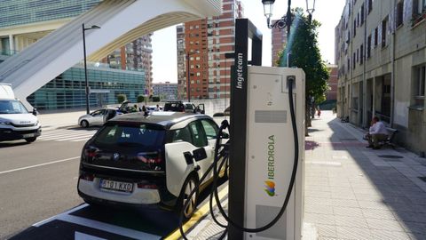 Nuevo punto de recarga para coches eléctricos en la calle Policarpo Herrero, en Oviedo.