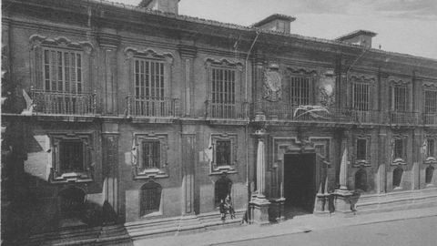Imagen del Palacio del Duque del Parque, en el Fontán, cuando albergaba la fábrica de armas de Oviedo