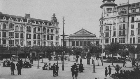 Imagen antigua de la plaza de La Escandalera de Oviedo