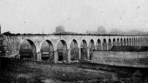 El acueducto de Los Pilares, de Oviedo, fue el acueducto de mayor envergadura construido en el siglo XVI. Contaba con 390 metros de longitud, diez de alto y un total de 41 arcos