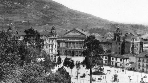 Vista del Teatro Campoamor y de la plaza de La Escandalera, antiguamente llamada Plaza del 27 de marzo