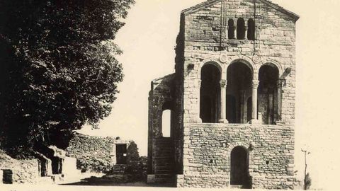 La iglesia de Santa María del Naranco, en una imagen antigua