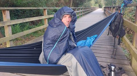Antoine, de Francia, que lleva cientos de kilómetros caminando y duerme a la intemperie. 