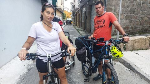 Una pareja rumana que hace el Camino con su hija, de cinco años, que viaja en un remolque anexo a la bici de su mamá.