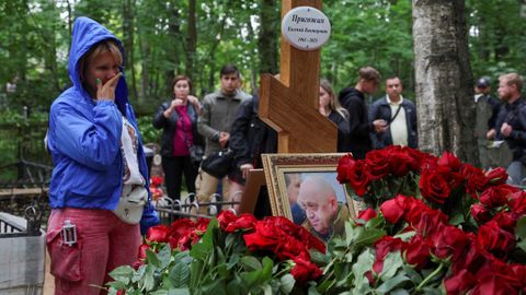 Cientos de rusos visitaron la tumba de Prigozhin en San Petersburgo