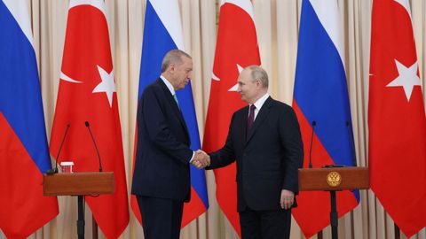 Erdogan y Putin se saludan antes de su rueda de prensa conjunta en Sochi.