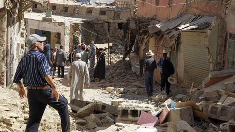 Varios hombres caminan por Amizmiz, el epicentro del terremoto