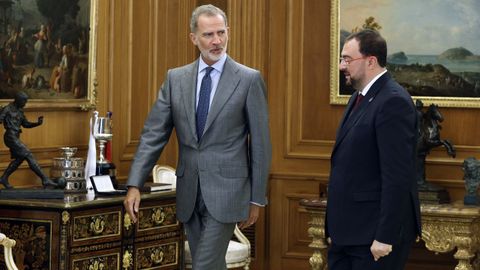 El rey Felipe VI recibe al presidente del principado de Asturias, Adrián Barbón, este lunes en el palacio de la Zarzuela en Madrid, en el marco la ronda de reuniones con los líderes autonómicos elegidos tras los comicios del pasado 28 de mayo