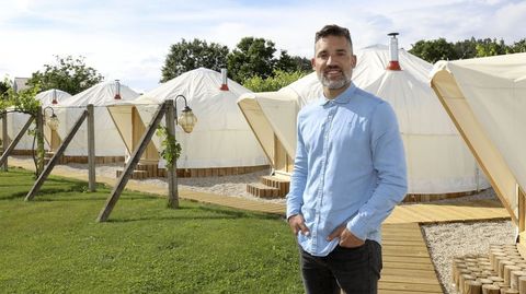 Juan Carlos Alonso, hermano del director del grupo Bonhomme Hospitality, está al frente de su primer proyecto hostelero fuera del territorio estadounidense, Casa Beatnik, donde han apostado por un hotel boutique que ofrece -entre otras opciones de alojamiento- pasar la noche en una de sus yurtas de lujo. Daniel Alonso decidió emprender en Galicia por ser sus padres de esta tierra y sentir un apego personal por ella.