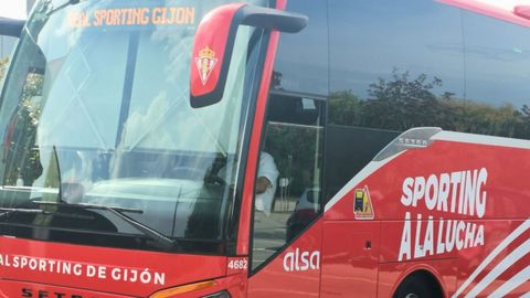 Autobús del Real Sporting de Gijón durante su llegada a Oviedo para el derbi asturiano
