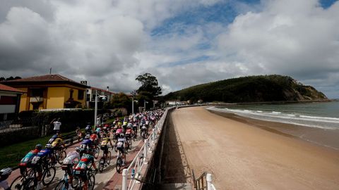  El pelotón durante la decimoséptima etapa de la Vuelta a España disputada este miércoles entre Ribadesella y el Alto de Angliru,