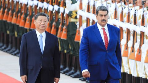 Xi Jinping y Nicols Maduro pasan revista a las tropas en Pekn.