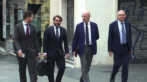 El secretario general de la RFEF (Real Federacin Espaola de Ftbol) , Andreu Camps (1d) y el abogado de la RFEF, Tomas Gonzlez Cueto (2d)