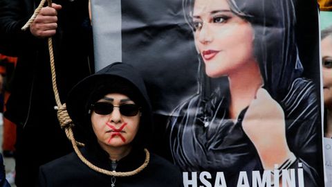 Una manifestante conmemora con una performance la muerte de Mahsa Amini en Estambul.