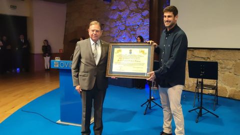 Melendi recibe la distinción de manos del alcalde de Oviedo, Alfredo Canteli.