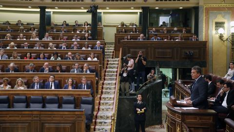 El diputado socialista José Ramón Gómez Besteiro, en el primer pleno del Congreso de la legislatura, que debatió el uso de las lenguas cooficiales en la Cámara.