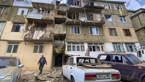 Edificio destruido por la artillería azerí en Stepanakert, capital del Nagorno Karabaj.