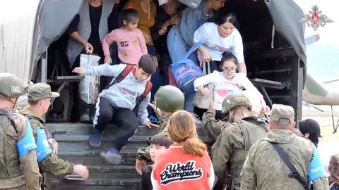 Civiles evacuados por las fuerzas de pacificación rusas.