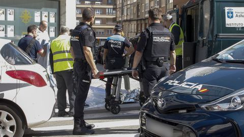 La Policía Local de Gijón ha detenido este miércoles a un hombre que minutos antes había apuñalado mortalmente con un cuchillo a otra persona en el cuello a la puerta del negocio inmobiliario del fallecido, en la calle Campo Sagrado, en Gijón