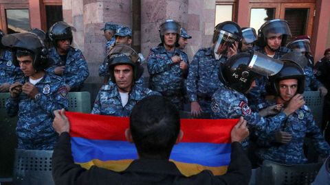 Un manifestante se dirige a agentes en una manifestación para apoyar a los armenios étnicos en Nagorno-Karabaj
