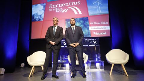 Alfonso Rueda y Adrin Barbn sobre el escenario de la Casa de la Cultura de Vegadeo