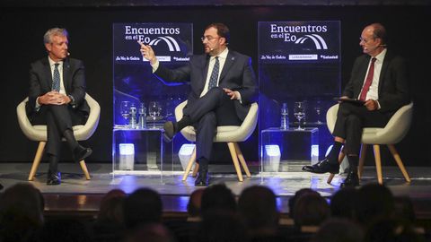 Los presidentes de Asturias y de Galicia, Adrin Barbn (c) y Alfonso Rueda (i), respectivamente, participan este lunes en la quinta edicin de los  Encuentros del Eo  en Vegadeo (Asturias)