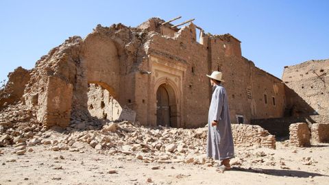 Un marroqu, el viernes, miraba los escombros de un palacio en Tamazirt (Marruecos).