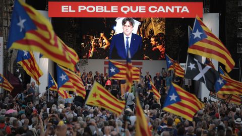 Carles Puigdemont participó por vía telemática en la concentración en la Plaza de Cataluña.