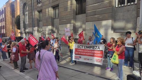 Manifestacin de los trabajadores de la empresa SCT frente a Correos