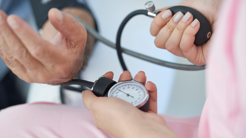 La hipertensión arterial afecta al 40 % de la población adulta en España.