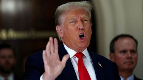 Donald Trump gesticula durante una rueda de prensa