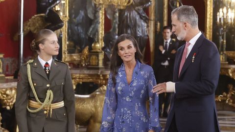 La princesa Leonor, junto a la reina Letizia y el rey Felipe VI, en el besamanos que tuvo lugar en el Palacio Real con motivo del da de la Fiesta Nacional.