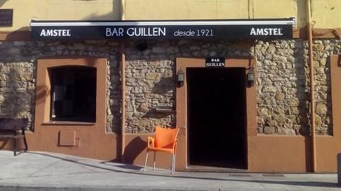 Así luce la entrada del Bar Guillen, el chigre de Oviedo con más de 100 años de historia