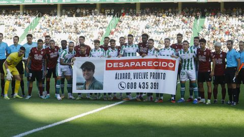 Jugadores del Crdoba y del Mrida sostienen una pancarta de apoyo a la bsqueda del joven lvaro Prieto