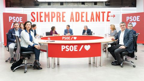El presidente del Gobierno en funciones, Pedro Snchez, durante la reunin con la comisin de su partido encargada de buscar posibles apoyos a la investidura.