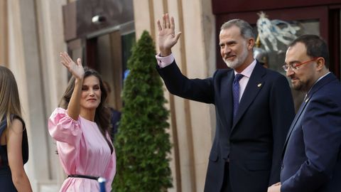 Los reyes Felipe VI (2d) y Letizia (i), junto al presidente del Principado de Asturias, Adri�n Barb�n (d), saludan a su llegada al Concierto Premios Princesa de Asturias, este jueves en Oviedo, en la v�spera de la ceremonia de entrega de los galardones